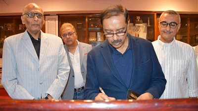 ياسر إدريس يمنح رئيس الاتحاد الدولي للهوكي القلادة الأولمبية