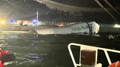 تحطم طائرة شحن إماراتية خارج مطار هونغ كونغ ومصرع شخصين (صور)