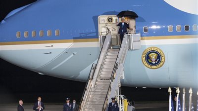 خوفًا من محاولة اغتيال.. ترامب يغير طريقة صعوده للطائرة الرئاسية على عجل