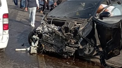 سباق جنوني ينتهي بانقلاب سيارتين ملاكي وإصابة 3 أشخاص في المقطم | صور