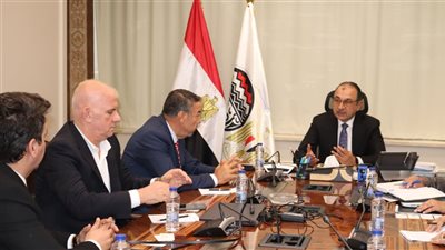 محمد شيمي: تحديث صناعة الغزل والنسيج أولوية..ونسعى لاستعادة الريادة العالمية