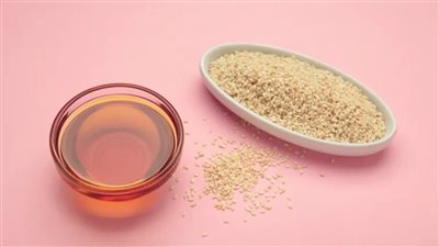 اكتشفي سبب اختيار خبراء البشرة لزيت السمسم كمكون أساسي 	