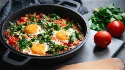 وجبة الحمص بالبيض والسلطة البلدي.. فطور صحي ومشبع بطعم رائع 