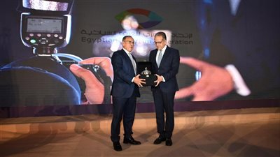 هدية استثنائية من الأحجار الكريمة لخالد العناني من إتحاد السياحة