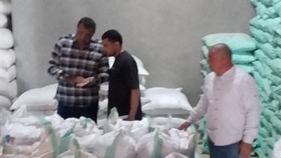 التحفظ على طن فول مدشوش وتحرير محاضر سلع مجهولة بحملة تموين ناصر