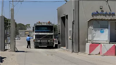 إسرائيل تعيد فتح معبر كرم أبو سالم مع قطاع غزة.. فيديو