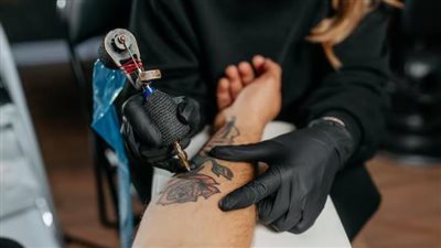 تعرف على أضرار التاتو الدائم للسيدات.. وعلى ماذا تعتمد إزالته؟