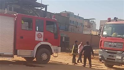 الدفع بـ 11سيارة إطفاء للسيطرة على حريق مصنع مواد غذائية بالمنوفية 
