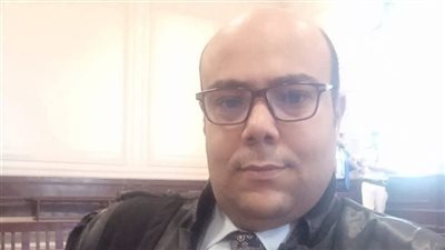 مأساة في الإسكندرية.. وفاة محامٍ أثناء نقل ابنه المصاب للمستشفى والابن يلحق به