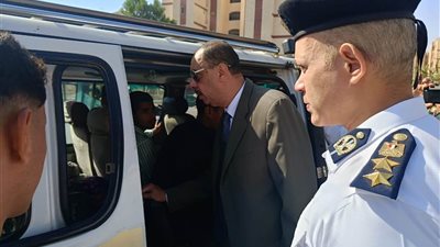 للتأكد من الالتزام بالتعريفة الجديدة.. محافظ سوهاج يتفقد مواقف سيارات الأجرة