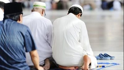 ما حكم الصلاة خارج المسجد عند امتلائه أمام الإمام؟