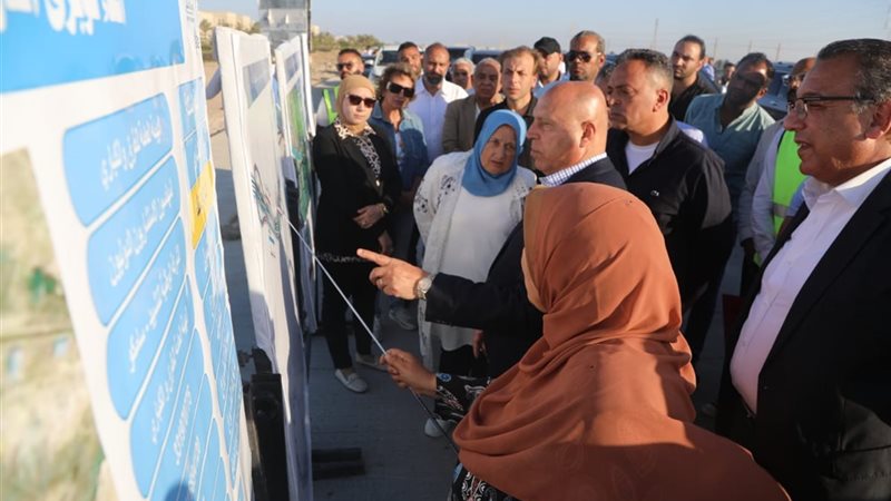 وزير النقل خلال الجولة