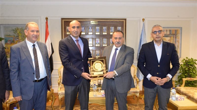 محافظ أسيوط ووزير