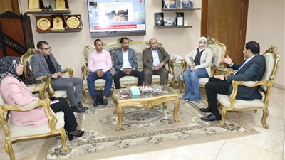 الوحدة المحلية بالواسطى ترفع مخلفات تطهير الترعة وتواصل جهود تحسين البيئة