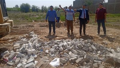 مدير عام إدارة المراجعة والحوكمة بوزارة التنمية المحلية في زيارة لقري قنا