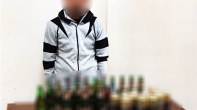 مشروبات مغشوشة ومبالغ مالية.. الإطاحة بتاجر الكحول الفاسد في المنتزه