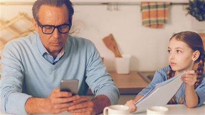 5 خطوات تقرب بين الآباء والأبناء وتحميهم من فجوة الأجيال