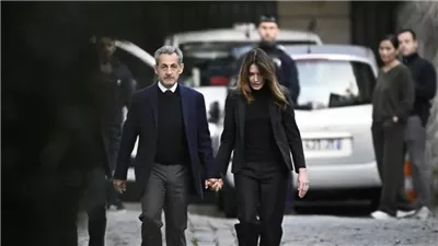 القصة الكاملة لحبس أول رئيس في التاريخ الفرنسي.. زوجته ترافقه إلى السجن