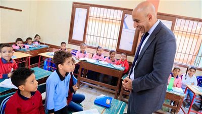 المتابعة الميدانية أساس تقييم الأداء.. وزير التعليم يتفقد 9 مدارس بسوهاج