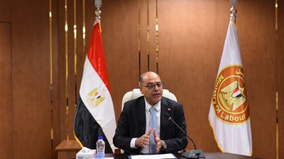وزير العمل:تشكيل لجنة مشتركة لتفعيل آليات التواصل وتذليل العقبات أمام المستثمر