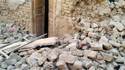 رجعوا من المدرسة ما لقوش البيت.. انهيار منزل وإنقاذ أسرة كاملة بالأقصر