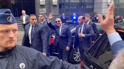 حبيب المصريين.. شاهد بالفيديو استقبال المصريين للرئيس السيسي من بروكسل