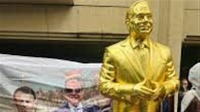 مجسم ذهبي وصور الرئيس.. أبناء الجاليات المصرية يرحبون بالسيسي في بلجيكا