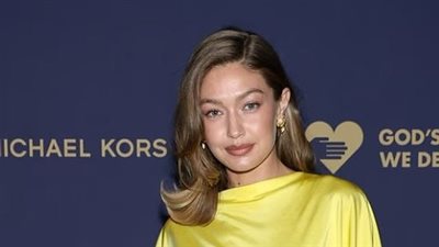 جيجي حديد تخطف الأنظار بفستانها الأصفر في حفل خيري لتكريم آن هاثاواي