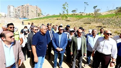 وزير الإسكان يتابع سير العمل بمشروع حدائق 