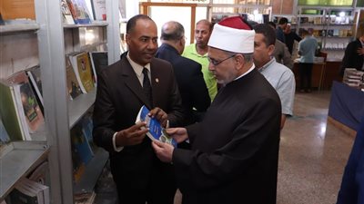  بتخفيضات كبيرة..رئيس جامعة الأزهر يفتتح معرض الكتاب للطلاب والباحثين 