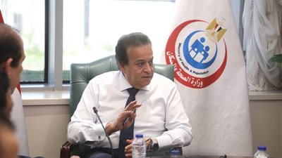 وزير الصحة يبحث مع «ميدترونيك» تقدم ميكنة منظومة تغيير الصمام الأورطي بالقسطرة