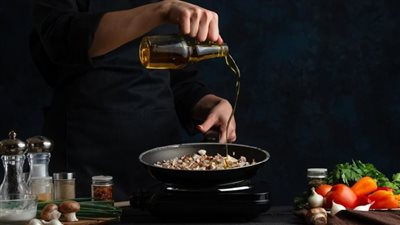 لطعام أكثر صحة ولذيذ.. إليكِ بديل زيت الزيتون في الطبخ
