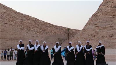  فرق الفنون الشعبية تبدع باستعراضات فلكلورية في معبد أبو سمبل ضمن مهرجان أسوان