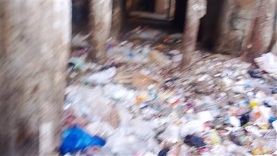 سوق بنها يتحول إلى تلال قمامة.. الأهالي تستغيث لإنقاذه من الإهمال والفوضى