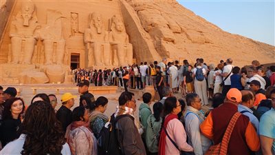 آلاف السائحين يشاهدون ظاهرة تعامد الشمس على وجه رمسيس الثاني في معبد أبو سمبل