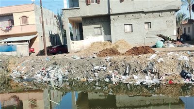 انتشار القمامة في ترع قرية الوهيبة يثير غضب الأهالي 