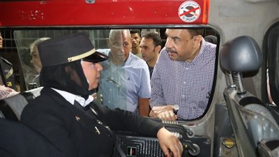 محافظ سوهاج يتفقد المواقف العامة لمتابعة الوضع ومدى الإلتزام بالتعريفة الجديدة