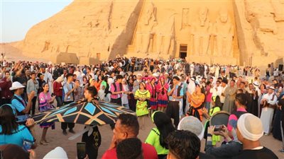 فرق مهرجان أسوان تحتفل بظاهرة تعامد الشمس في معبد أبو سمبل