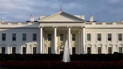 اعتقال رجل بعد اصطدامه بحاجز أمني خارج البيت الأبيض