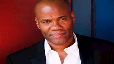 المخرج العالمي مايكل إدواردز يهنئ فريق فيلم 