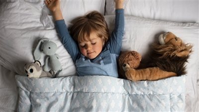 كيف تساعدين طفلك على النوم بمفرده دون قلق؟ نصائح فعالة للأمهات 	