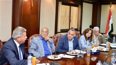 حمدي رزق رئيسا .. قررات اجتماع لجنة تطوير الصحافة الورقية 