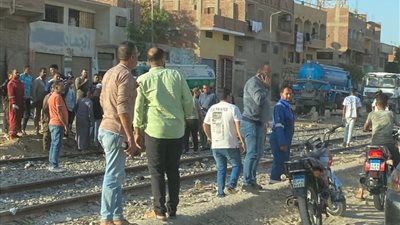 كانوا بيعدوا المزلقان.. مصرع سيدة وإصابة طفلها صدمهما قطار بالسويس 