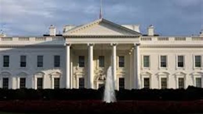 سيارة تصدم بوابة البيت الأبيض.. ماذا حدث؟