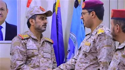 انشق عن الحوثيين والتحق بالشرعية.. قائد عسكري يشعل الجدل في الأوساط اليمنية