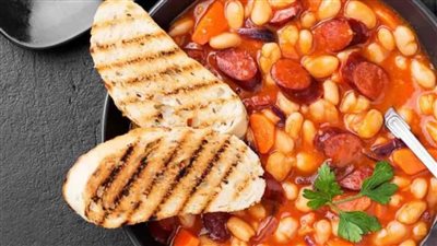 وجبة خريفية غنية.. شوربة الفاصوليا والنقانق بمذاق منزلي أصيل 	