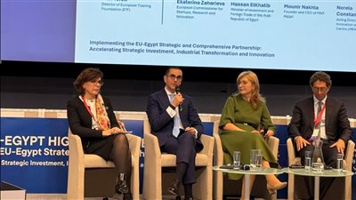 الخطيب: أهمية التركيز على تصدير الخدمات وتنمية الكوادر البشرية 