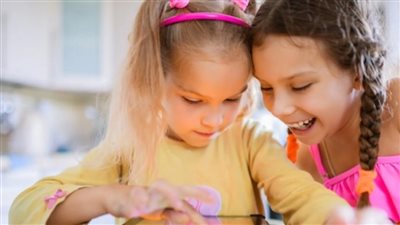 ساعدي طفلك على اكتشاف الحقيقة.. دليلك لتعليم الوعي الرقمي 	