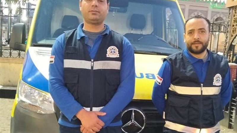 المسعفين منقذين الرجل