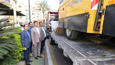 محافظ المنوفية يشهد توريد سيارات مكنسية جديدة لدعم منظومة النظافة